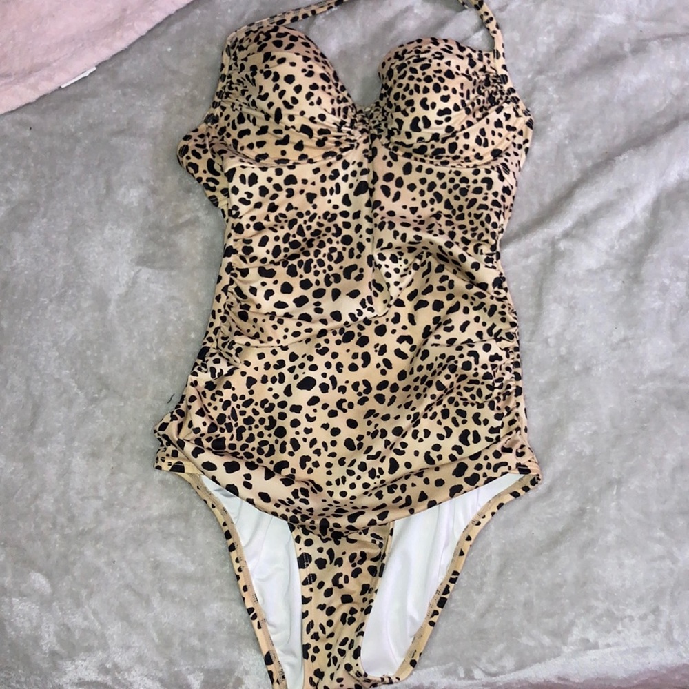 One piece size 6B Victoria’s Secret
